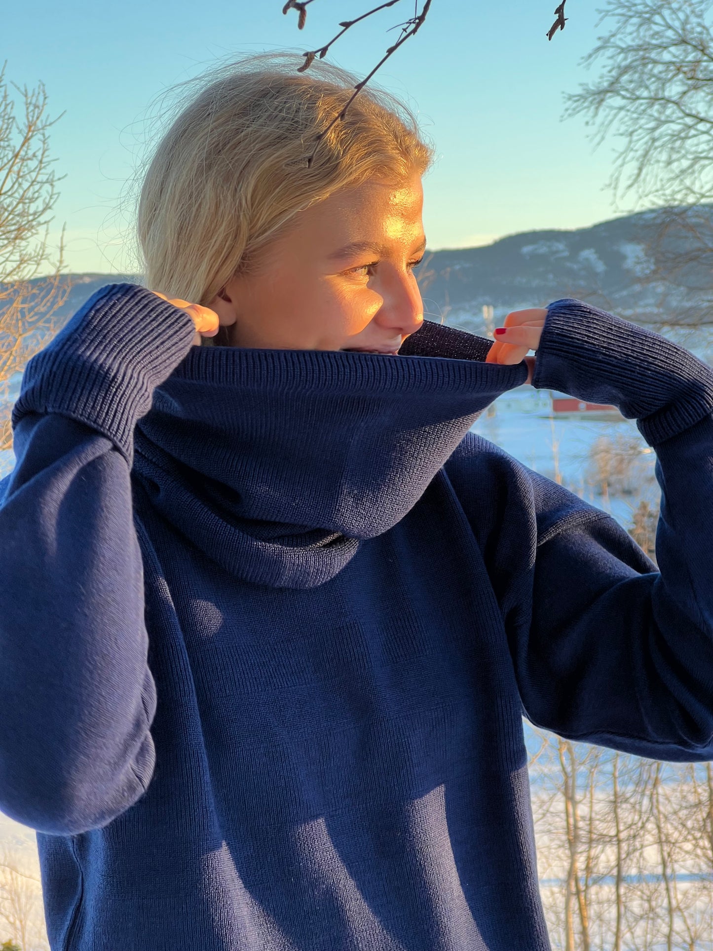 Kari kort genser med strukturmønster- kobolt blå