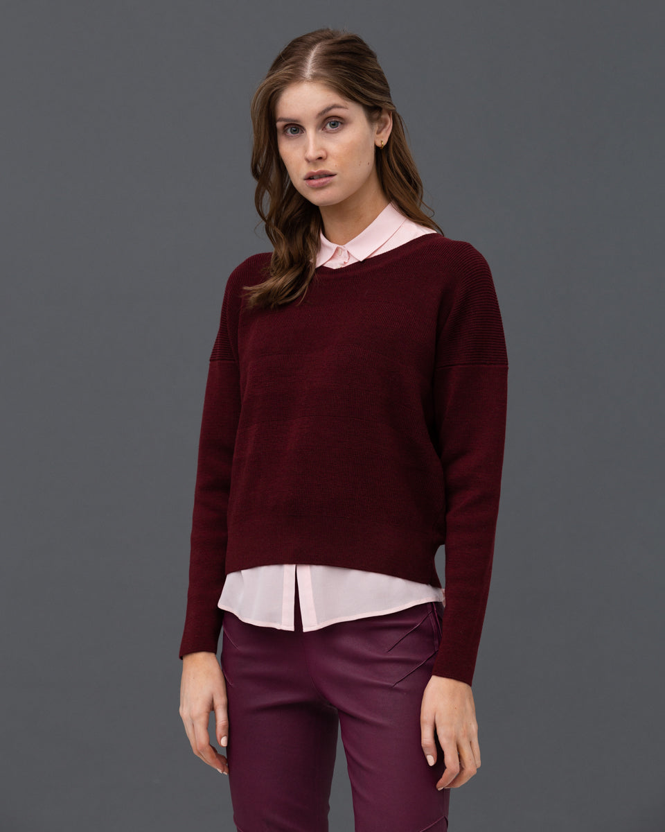 Kari kort genser med strukturmønster - vinrød