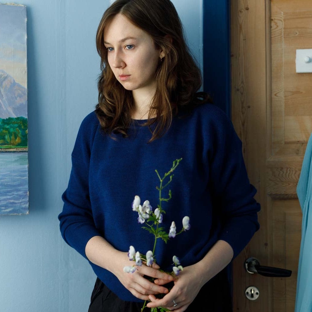 Kari kort genser med strukturmønster- kobolt blå