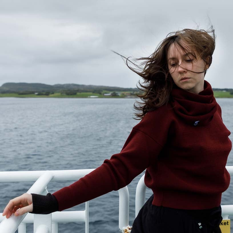 Kari kort genser med strukturmønster - vinrød